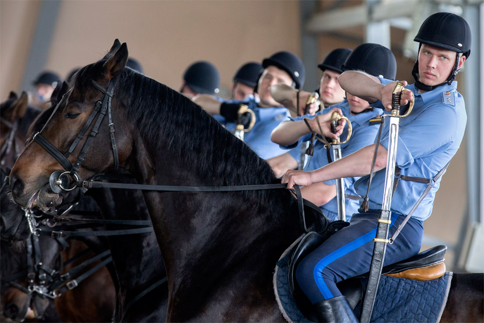 Войниците от президентския полк в конно-спортния клуб „Кремълска школа по езда“. 