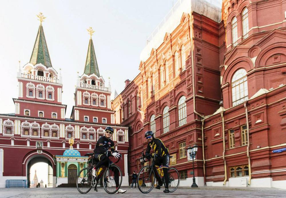 7つの時間帯、15行程、9195キロ。レッドブル・シベリア横断エクストリームサイクリングレースは、ロシア全土を横断する。参加者にとって、このレースは、世界最大の国を横断しながら、その偉大さ、美しさと長く多数の障害が待ち受けるルートを経験する機会でもある。