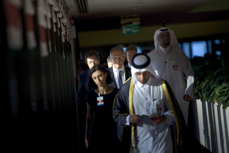 Menteri Luar Negeri Rusia Sergey Lavrov bersama rombongan delegasi berjalan selama pertemuan trilateral di Doha, Qatar.