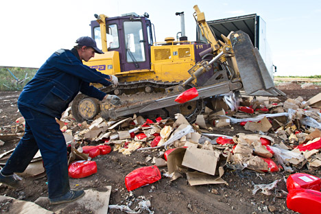 Il primo giorno dell’entrata in vigore del decreto sono finite sotto i bulldozer 319 tonnellate di cibo (Foto: Sergei Medvedev/TASS)