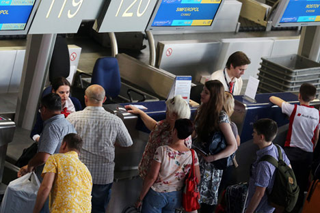 Die Krim ist trotz Sanktionen ein beliebtes Urlaubsziel für Ausländer.//Auf dem Bild: Fluggäste machen Check-In im Moskauer Flughafen Wnukowo.
