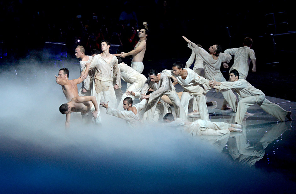Artists perform at the closing ceremony of the FINA World Championships 2015 in Kazan.
