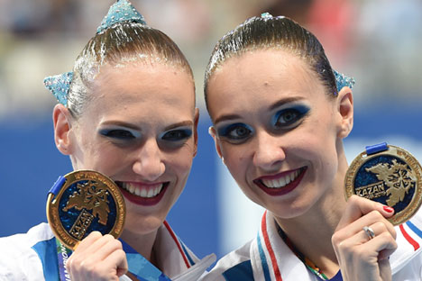 Les Russes Natalia Ishchenko (à droite) et Svetlana Romashina ont remporté l'or du duo libre de natation au championnat du monde de natation qui s'est tenu à Kazan. 