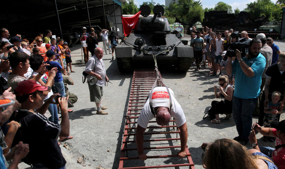 Russian muscleman Ivan Savkin has pulled a 26-ton T-34 tank dating to the Great Patriotic War of 1941-1945.
