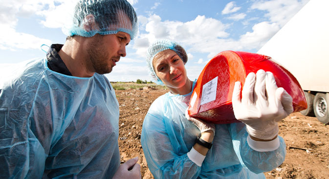 Empleados de Rospotrebnadzor tiran el queso procedente de la UE que fue importado ilegalmente al vertedero.