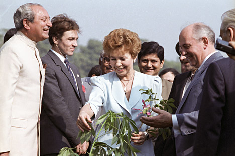 Mikhail Gorbachev, CC CPSU General Secretary, with his wife, Raisa, near an orchid tree that he planted in New Delhi.