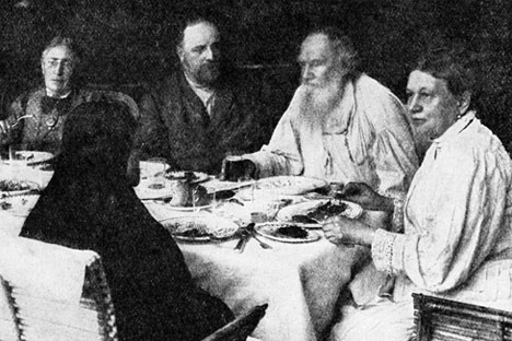 Tolstoi em almoço entre amigos; escritor não comia carne por questão moral