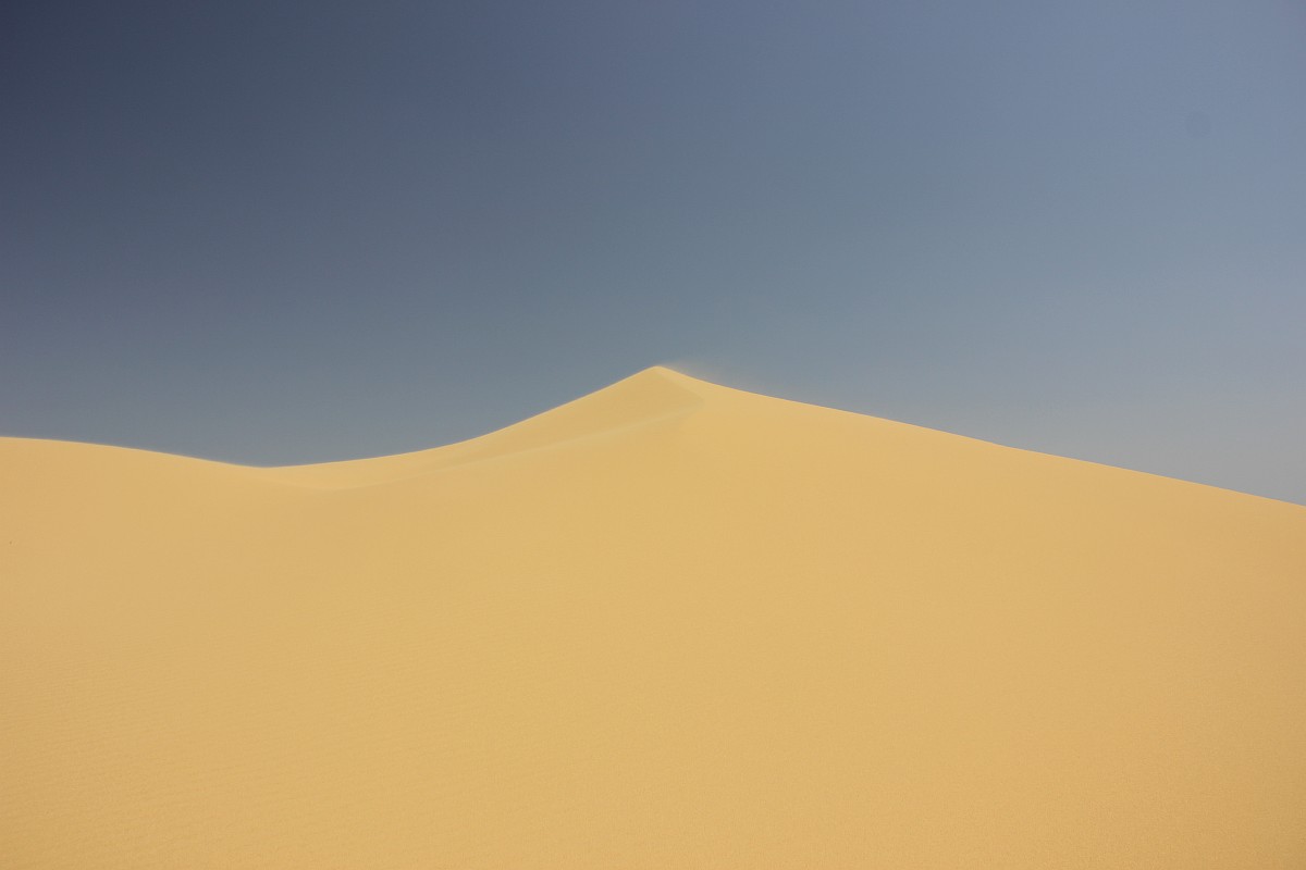 その他にも、この砂丘の外観自体が驚きに値する。回りには、砂漠も海岸もない。砂丘の基盤はステップの粘土によって形成されている。