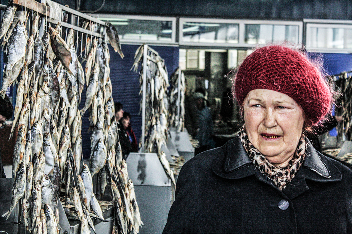 "Geschichten und Erinnerungen warten darauf entdeckt zu werden. An einem ganz einfachen Verkaufsstand, wo in Astrachan frischer Fisch oder in Odessa Kürbisse verkauft werden." / Fischmarkt in Astrachan