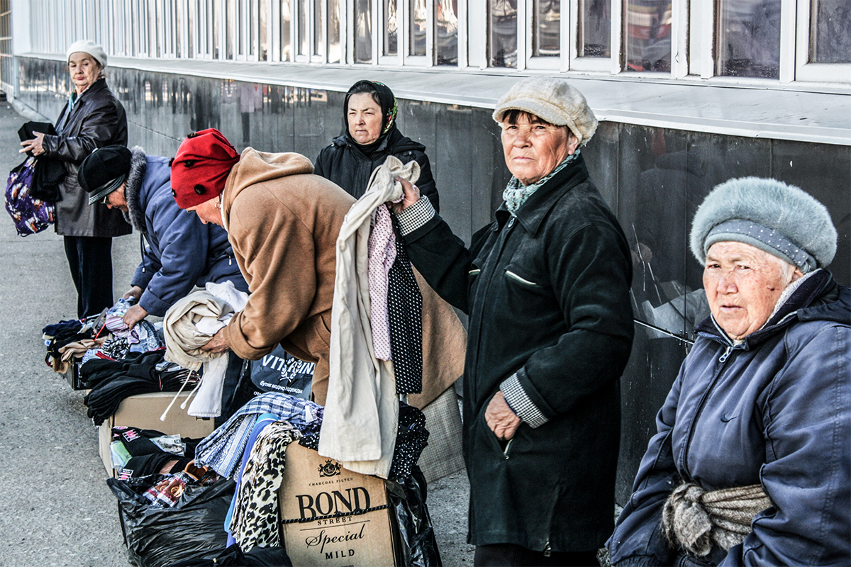 Un’anziana signora vende abiti a Ufa, Bashkortostan