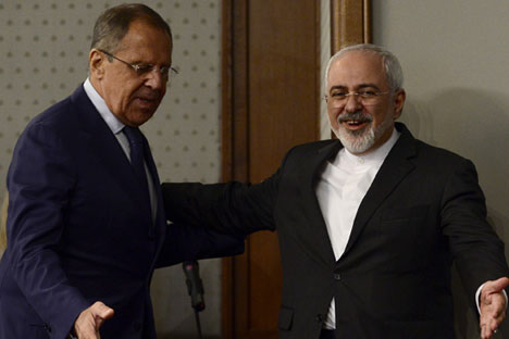 Iranian Foreign Minister Mohammad Javad Zarif (R) and Russian Foreign Minister Sergey Lavrov (L) attend a press conference at the Russian Foreign Ministry's guest house in Moscow, Russia, on August 17, 2015.