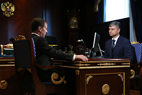 Russlands Ministerpräsident Dmitri Medwedjew (L) spricht mit dem neuen Chef der russischen Bahn Oleg Beloserow.