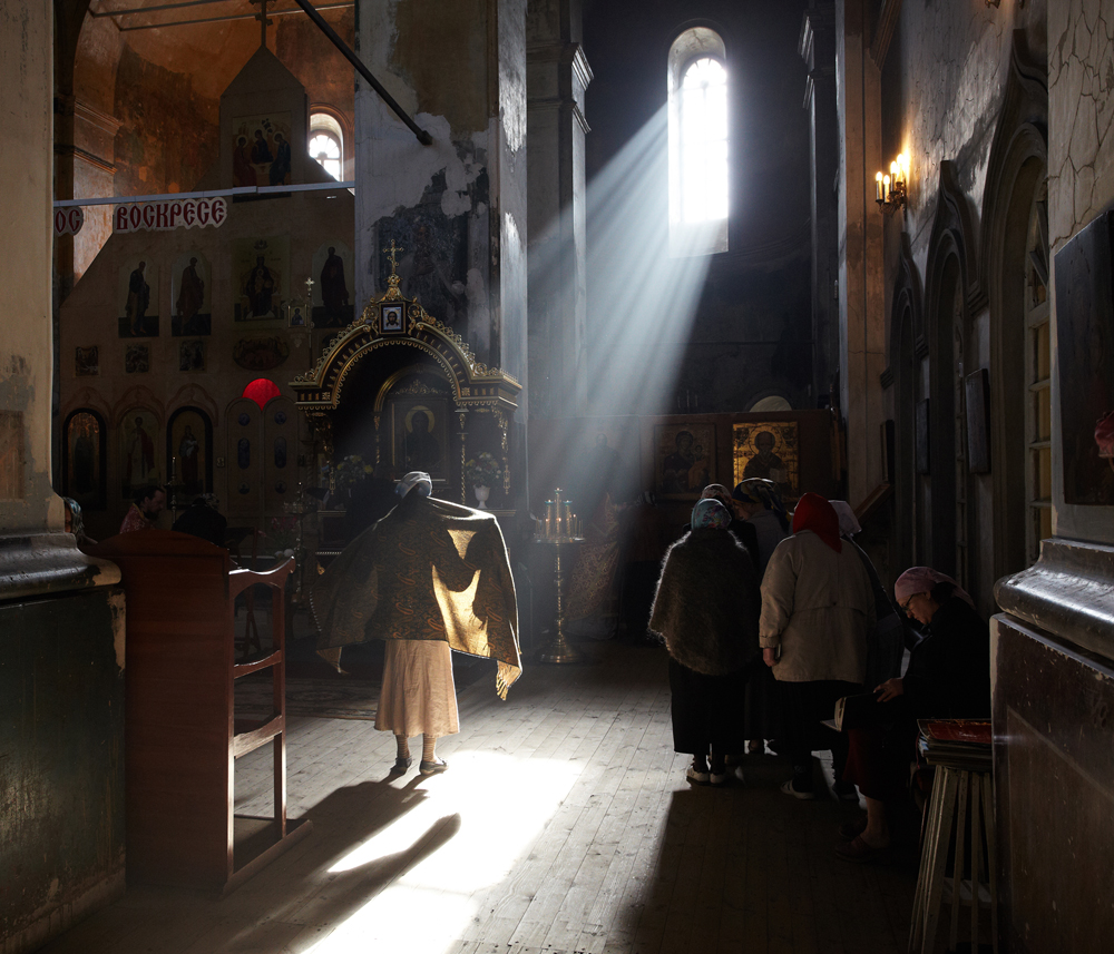 Бойците на светлината се борят за всяка душа между стените на манастира – също катко преди. / Изповед преди литургия близо до светите мощи на Св. Далмат Исецки.