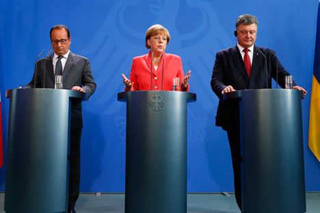 Kanselir Jerman Angela Merkel, Presiden Prancis François Hollande, dan Presiden Ukraina Petro Poroshenko berbicara dengan media setelah pertemuan di Chancellery di Berlin, Jerman, Senin (24/8).