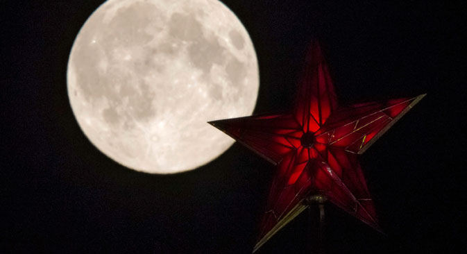 La Luna dietro una delle stelle del Cremlino