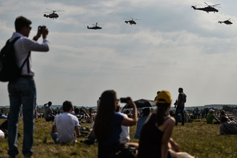 Les spectateurs regardent un groupe d'hélicoptères lors du salon aérospatial MAKS-2015 à Joukovski, dans la région de Moscou.