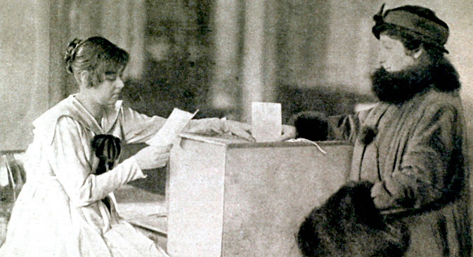 Russie, 1918. Des femmes participant aux élections des membres de l'Assemblée constituante.