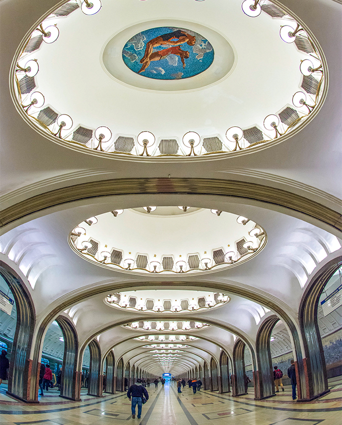 Bitte gehen Sie bloß nicht in die Moskauer Metro! Jede Station ist einzigartig, aber Sie werden es nicht schaffen, alle zu sehen. Da sind Denkmäler, Cafés und ein Museum in der U-Bahn. Eine Station ist sogar auf Wasser gebaut. Viel zu gefährlich! Beängstigend!