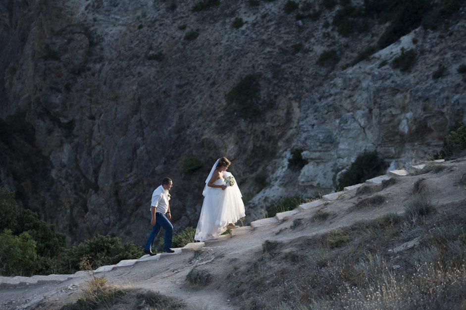 Младоженци се изкачват на носа Фиолент в Крим.