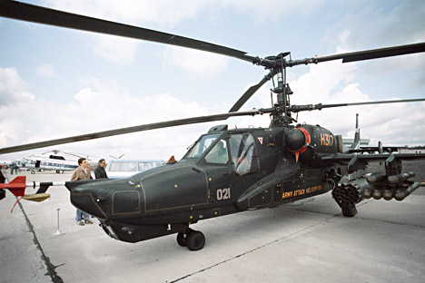 Helikopter tempur bekursi satu Ka-50 Black Shark di lapangan udara.