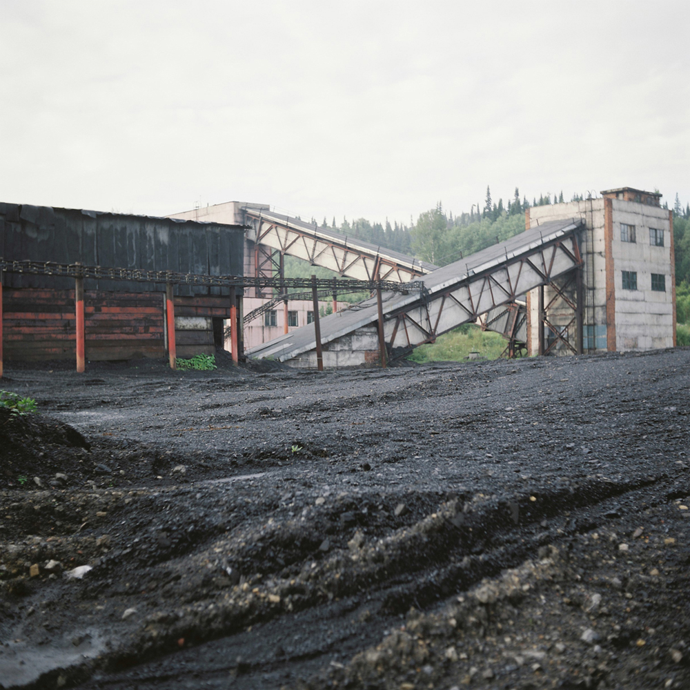Njegova žena Irina govori da se ispod njihove kuće nalaze ''vakumi'' nastali tijekom rada u rudnicima. ''Slušao sam priče rudara i pokušao zamisliti tu nepoznatu prazninu'', fotograf Ilja Pilipenko dijeli svoje utiske. 
