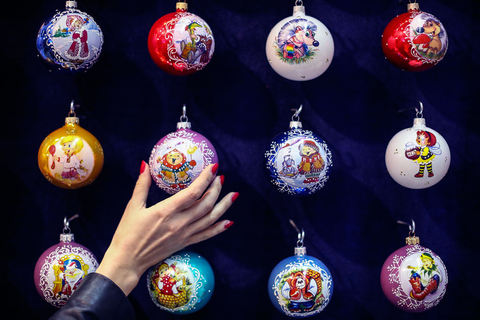 Bolas de Navidad en Tiempo de Navidad 2015/100 días antes de la muestra de Año Nuevo, en la Casa Central del Artista de Moscú.