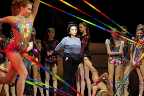 Irina Víner, en el centro, entrenadora principal del equipo de gimnasia artística de Rusia durante un espectáculo por el 80º aniversario de la Federación de Gimnasia Rítmica en el teatro Mariisnki de San Petersburgo.