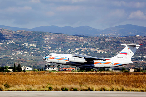 Pesawat angkut militer Rusia Il-76 bersiap lepas landas dari Pangkalan Udara Hmeimim, Suriah.