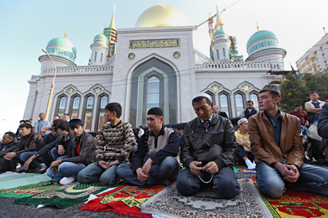 Umat Islam pada Hari Raya Idul Fitri melaksanakan ibadah salat Id di luar Masjid Katedral Moskow, di Jalan Prospekt Mira, 17 Juli 2015.