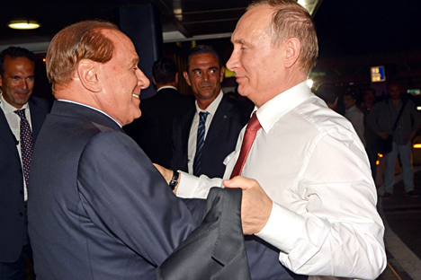 Vladimir Putin meets Silvio Berlusconi at Fiumicino Airport in Rome, June 10, 2015. Source: EPA