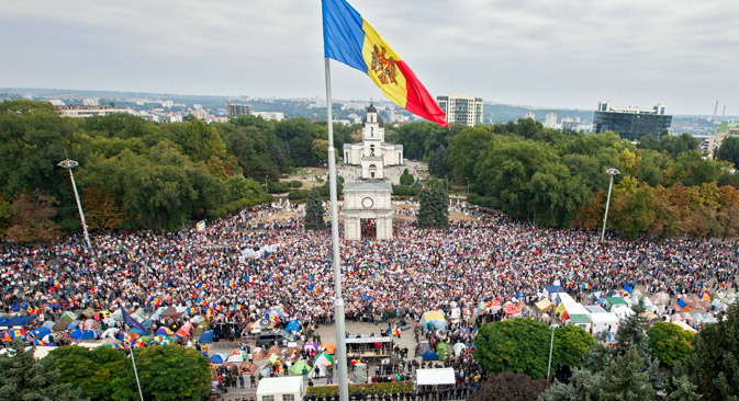 Protesters at the Square of the Big National Assembly, in Chisinau, Moldova, Sept. 13, 2015. Source: EPA