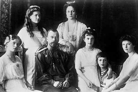 Der Zar Nikolaus II., seine Frau Alexandra Fedorowna und seine Töchter Olga, Tatjana und Anastasia wurden bereits in der Zarengruft der Peter-Pauls-Kathedrale beigesetzt.