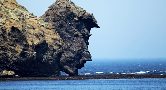 Pemandangan formasi batuan pesisir ‘Orang yang Sedang Minum’ (The Dringking Man) di Pulau Urup, Kepulauan Kuril, Laut Okhotsk, Sakhalin Oblast, Timur Jauh, Rusia.