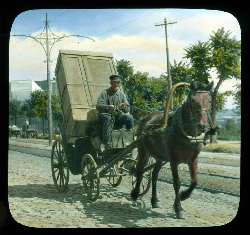 　ブランソン・デクーは1892年10月20日に米国フィラデルフィアで生まれた。スティーヴンズ工科大学に在学中、彼は写真に夢中になった。/ モスクワ：衣装簞笥を運ぶ馬車が通過していく道路、1931年。