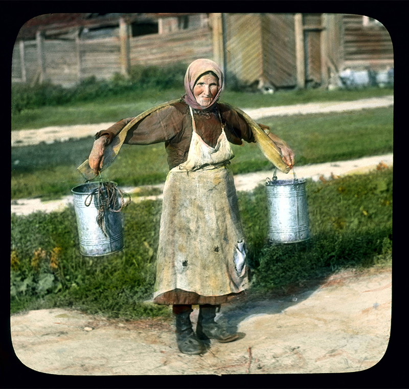U njihovim djelima tematizira se svaki kutak svijeta, uključujući i ranu Sovjetsku Rusiju./Žena nosi kante vode, u blizini Lenjingrada, 1931. 