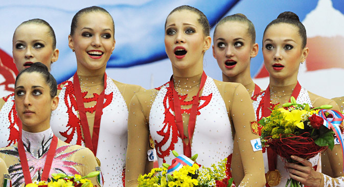 Atlete russe sul podio durante l'inno nazionale