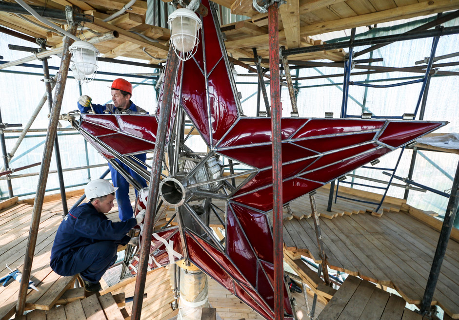 MOSCOW, RUSSIA. SEPTEMBER 16, 2015. A red star atop the Moscow Kremlin's Troitskaya Tower undergoes renovation. 