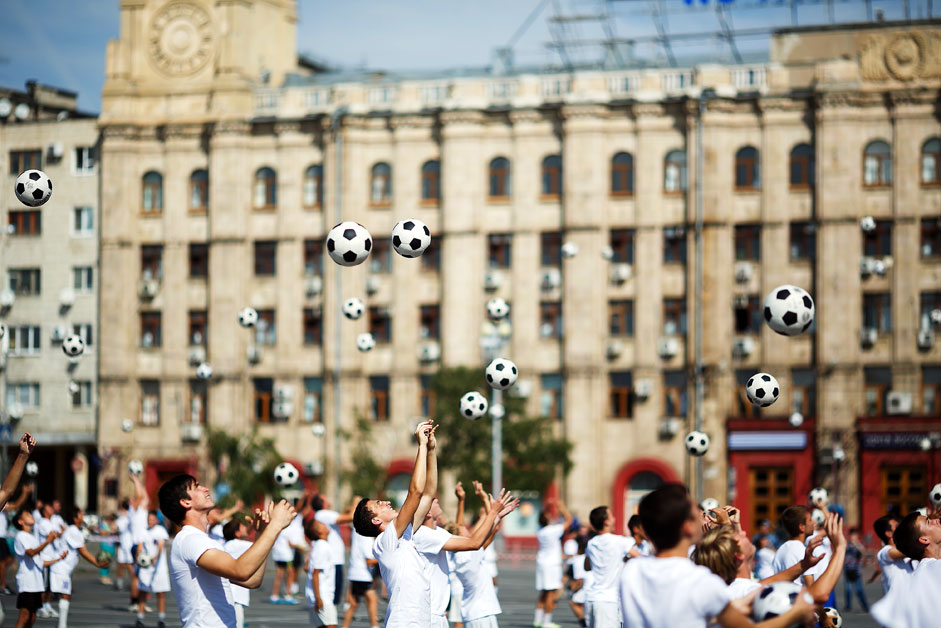 Флешмобот во Волгоград во текот на церемонијата за одбележување на 1000 дена пред почетокот на Светското првенство во фудбал 2018 година. 