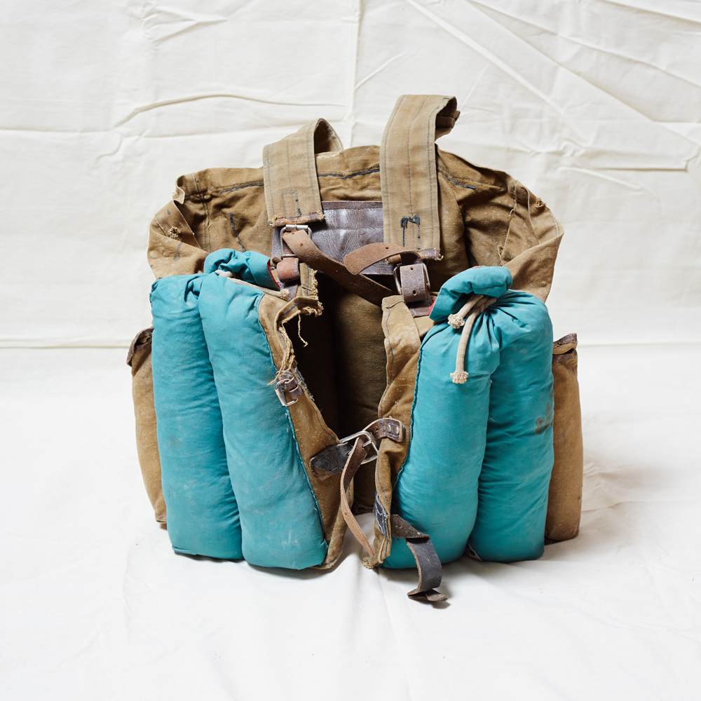Giubbotto antiproiettile, realizzato con borse e zaini da viaggio. Pesa 26 chili