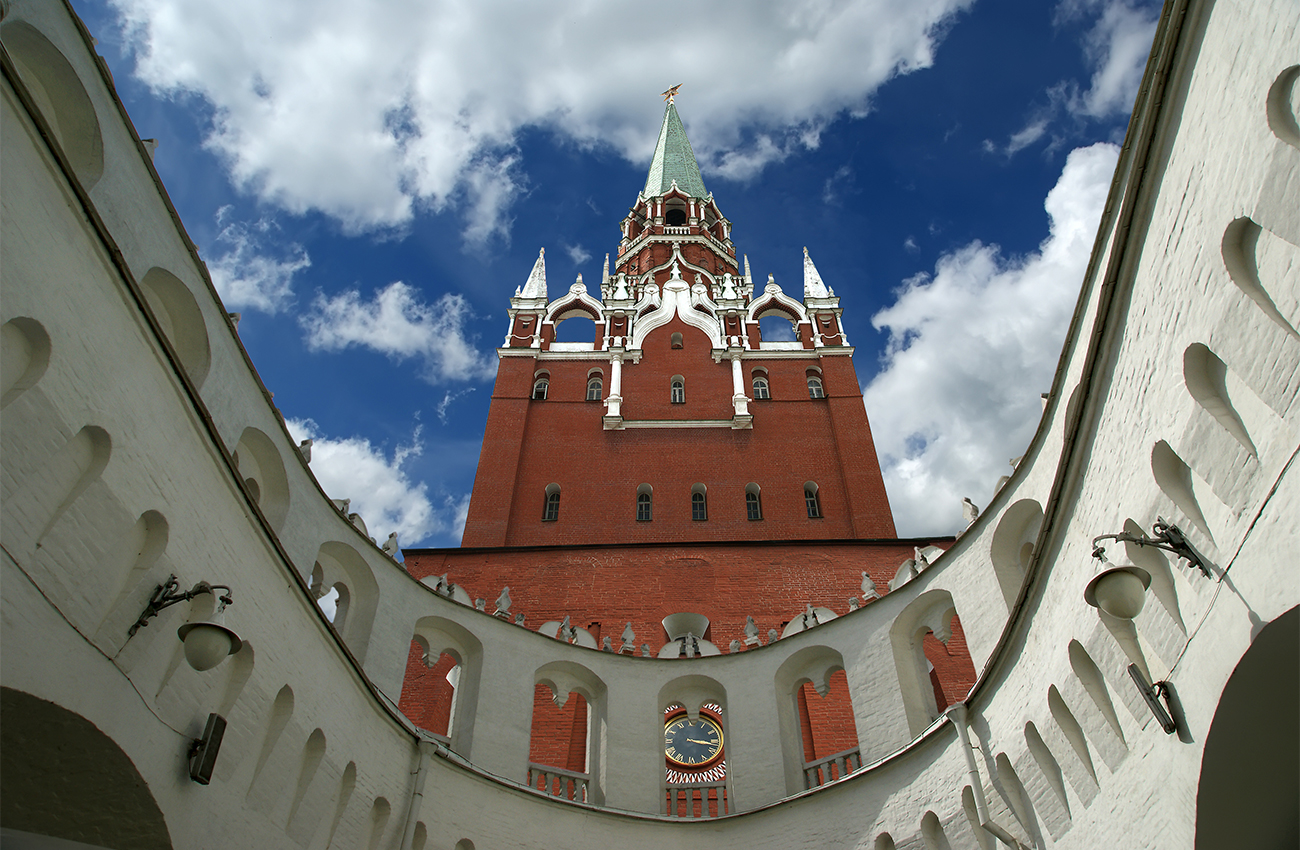 　クレムリン（大文字のKで綴られた、固有名詞のKremlinのこと）はモスクワで最も人気の観光名所だ。ツアーガイドなら誰でも、来訪者に赤い壁、鐘の王様、大砲の王様やタイニツカヤ（秘密）塔を見せようと、これらを必ず観光日程に含めるものだ。だが、ロシアには10を超える数のクレムリンがあると言うことをご存知だったろうか？ ロシア語の「クレムリン」という言葉は、古いロシアの都市や街の中心部に位置する中世の城塞のことを指している。18世紀と19世紀になると、これらの城塞に戦略的な重要性がなくなったため、破壊されたり建築材に流用されていた。現存する城塞のほとんどは現在博物館になっており、それぞれの城塞では、その壁の向こう側に秘められた人々の伝説が言い伝えられている。ここではモスクワの他に9つのクレムリンをご紹介するが、それらはすべて訪問する価値が十分にある。