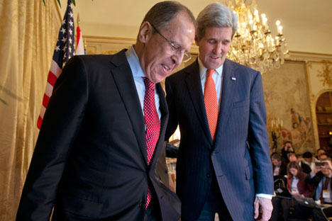 Kerry (dir.) em encontro com chanceler russo Serguêi Lavrov no início do ano. Segundo norte-americano, país está “pronto para negociação”