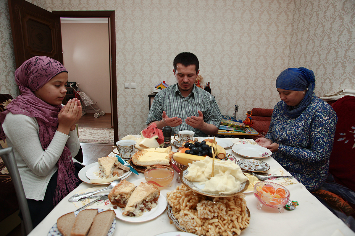 Setelah penyembelihan, Ismail dan tamunya pulang ke rumah. Istri dan anak-anak mereka menunggu di meja makan. Banyak hidangan yang telah disiapkan sejak pagi hari. Sekembalinya para lelaki dari masjid, di atas meja telah tersaji makanan lain.