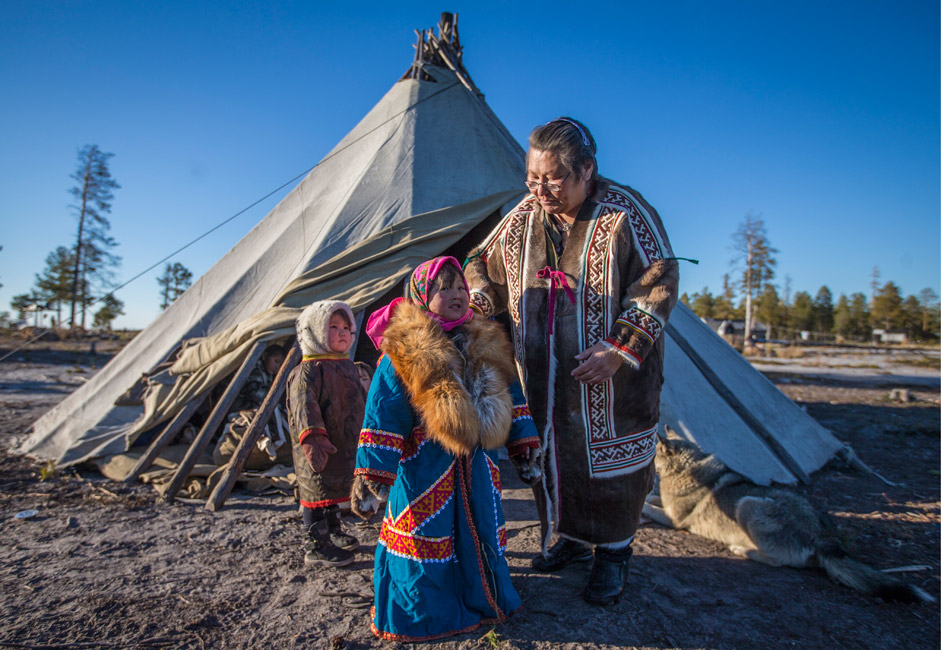 Russland, Autonomer Kreis der Jamal-Nenzen: Mitglieder einer Stammesgesellschaft des indigenen Volkes Djanki-koj stehen am Ufer des Pjakupur. 