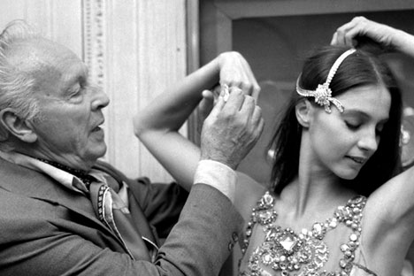George Balanchine et Suzanne Farrell, danseuse étoile du New York city Ballet, parée des plus belles pieces de Van Cleef and Arpels (2 à 3 milliards de dollars) pour le ballet "Joyaux" de Balanchine le 24 septembre 1976 à Paris.