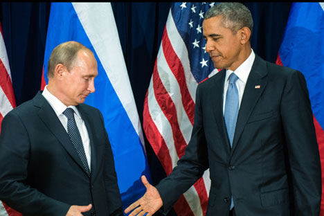 Le président russe Vladimir Poutine (à gauche) et le président américain Barack Obama (à droite) se serrent la main avant la rencontre bilatérale au siège de l'Onu à New York, États-Unis, le 28 septembre 2015. 