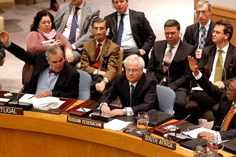 Le représentant du Portugal Jose Filipe Moraes Cabral (à gauche) et le représentant de l'Afrique du Sud Baso Sangqu (à droite) regardent leur homologue russe Vitali Tchourkine (au centre) lors du vote du projet de résolution sur la Syrie le 4 février 2012 au Conseil de Sécurité de l’Onu.