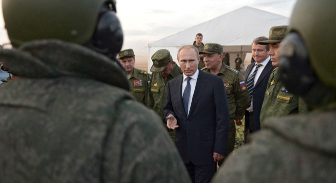 Russian President Vladimir Putin (C) talks to servicemen during a training exercise at the Donguz testing range in Orenburg region, Russia, September 19, 2015.