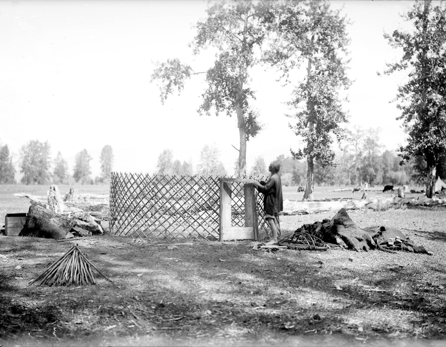 Тази снимка показва процеса на „сглобяване“ на една дървена юрта. Въпреки че номадите постоянно обикалят, от време на време те все пак се установяват на едно място. През тези периоди живеят в плъстени юрти – идеалното жилище за номадския начин на живот.