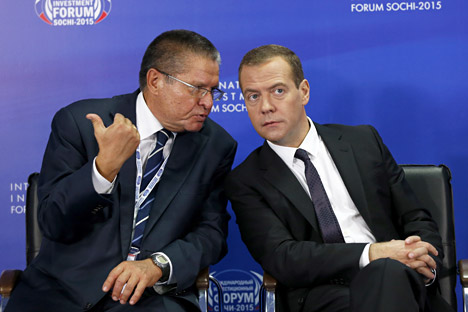 Der russische Ministerpräsident Dmitrij Medwedew (r.) und Alexej Uljukaew, Minister für Wirtschaftsentwicklung (l.), während des Sotschi-Forums. 