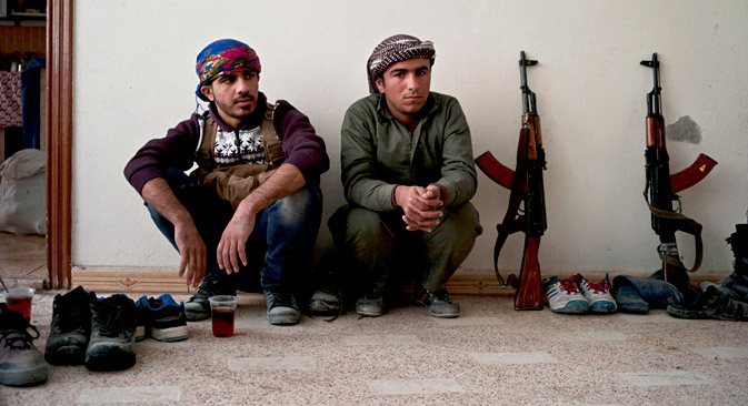 Kobané, Syrie, le 1er novembre 2014 : Des combattants Kurdes se reposent.